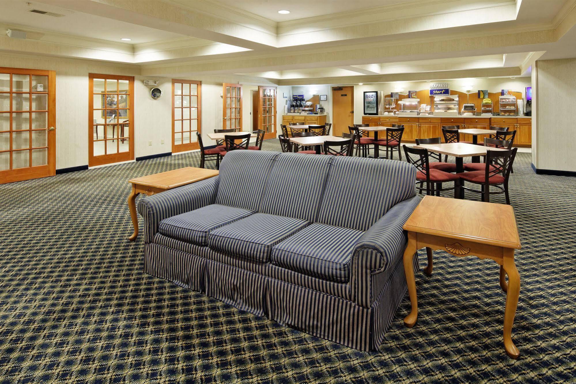 Holiday Inn Express Hotel & Suites Lancaster Kültér fotó